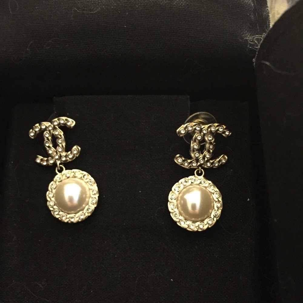 💕TRADED💕AUTHENTIC CHANEL DROP EARRINGS WITH BOX.